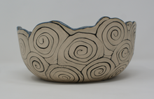 Załaduj obraz do przeglądarki galerii, Beautiful coiled bowl