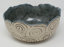 Załaduj obraz do przeglądarki galerii, Beautiful coiled bowl