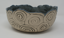 Załaduj obraz do przeglądarki galerii, Beautiful coiled bowl