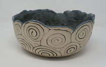 Załaduj obraz do przeglądarki galerii, Beautiful coiled bowl