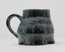 Załaduj obraz do przeglądarki galerii, Black and glacier blue mug