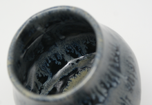 Załaduj obraz do przeglądarki galerii, Black and glacier blue mug