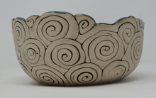 Załaduj obraz do przeglądarki galerii, Beautiful coiled bowl