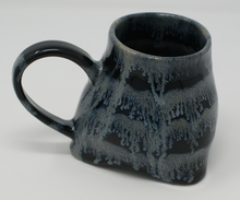 Załaduj obraz do przeglądarki galerii, Black and glacier blue mug