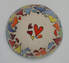 Załaduj obraz do przeglądarki galerii, Colourful hearts medium bowl