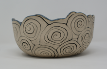 Załaduj obraz do przeglądarki galerii, Beautiful coiled bowl
