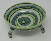 Załaduj obraz do przeglądarki galerii, Spring green tripod bowl
