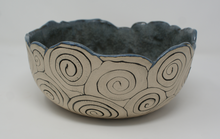 Załaduj obraz do przeglądarki galerii, Beautiful coiled bowl
