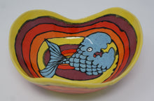 Załaduj obraz do przeglądarki galerii, Awesome summery bowl with a blue fish
