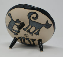 Załaduj obraz do przeglądarki galerii, The Ugly Cats three legged bowl
