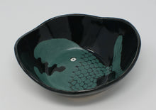 Załaduj obraz do przeglądarki galerii, Black bowl with green fish
